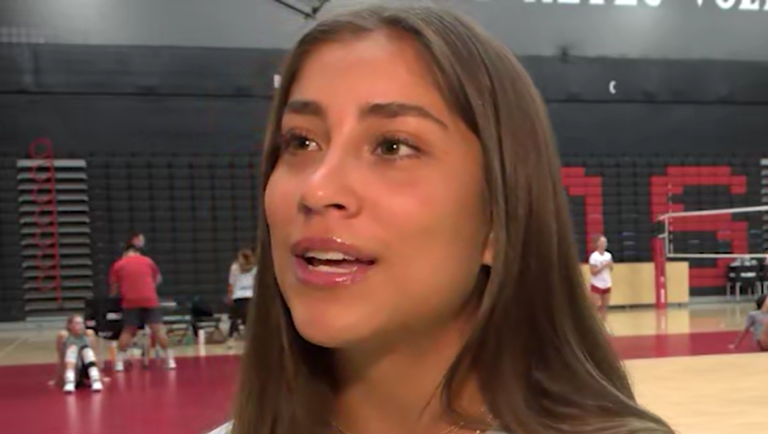 Andrea Campos: Del legado del fútbol a brillar en el voleibol.