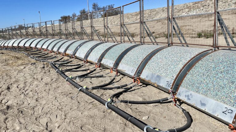 Colocan barreras de basura para abordar la contaminación transfronteriza del Río Tijuana