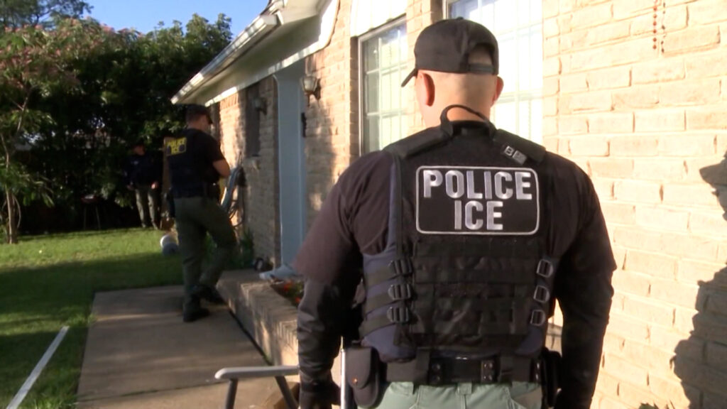 Supervisores de San Diego aprueban medida que limita colaboración con ICE