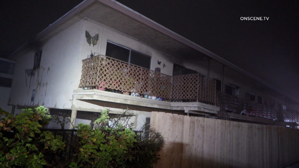 Familias de Imperial Beach reciben año nuevo en la banqueta por incendio