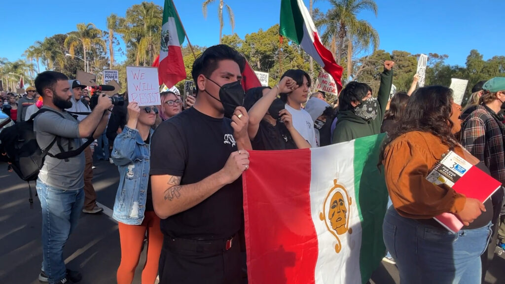 Manifestaciones en San Diego por el Segundo Mandato de Donald Trump: Protesta Nacional Convoca a Más de 100 Personas