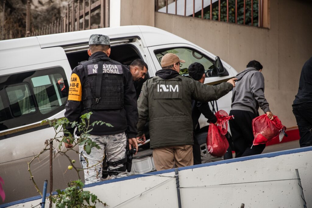 Migrantes deportados dejan albergue gubernamental para irse a albergues de sociedad civil