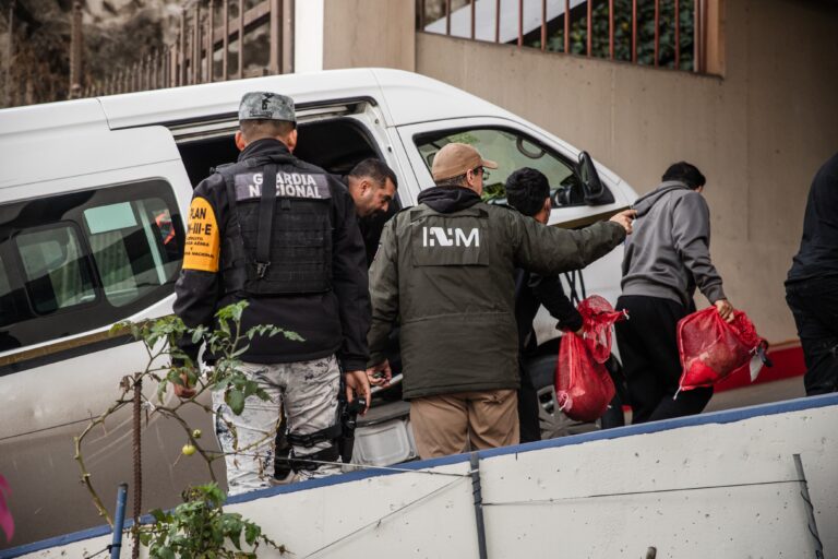 Migrantes deportados dejan albergue gubernamental para irse a albergues de sociedad civil