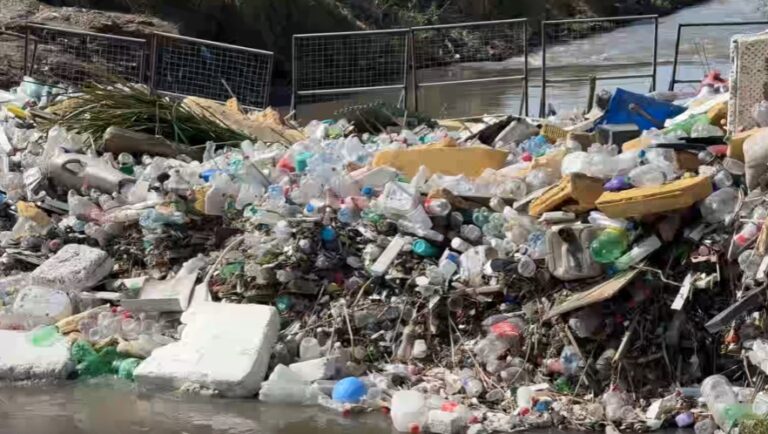 Trampas retienen plásticos arrastrados por lluvia en el Río Tijuana