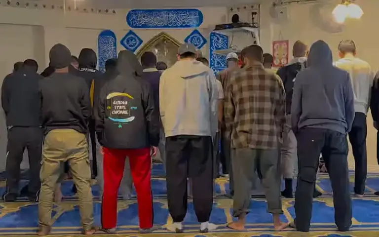 Ponen brazaletes a migrantes musulmanes para evitar hostigamiento por la policía en Tijuana