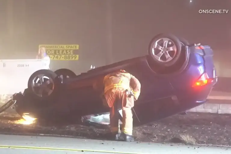 Vehículo vuelca ante la intensa niebla registrada en el Condado de San Diego