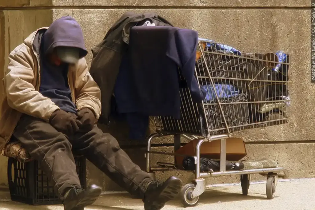 Arrestan a personas sin hogar por acampar en propiedad privada