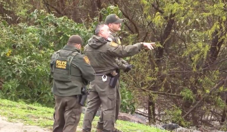 Suspenden búsqueda de dos migrantes vistos en el Río Tijuana