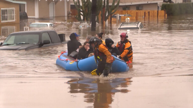 Víctimas de inundaciones en San Diego exigen justicia y responsabilidad a las autoridades