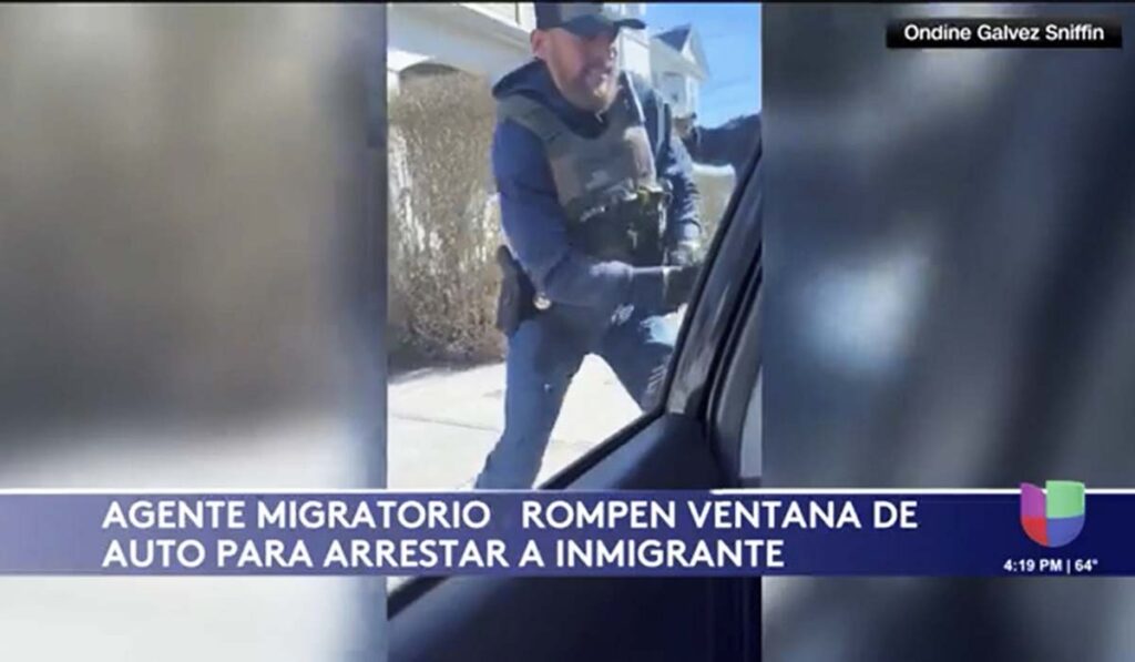 Agente destroza ventana de vehículo para arrestar a migrante