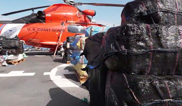Guardia Costera descarga 18,898 libras de cocaína en San Diego