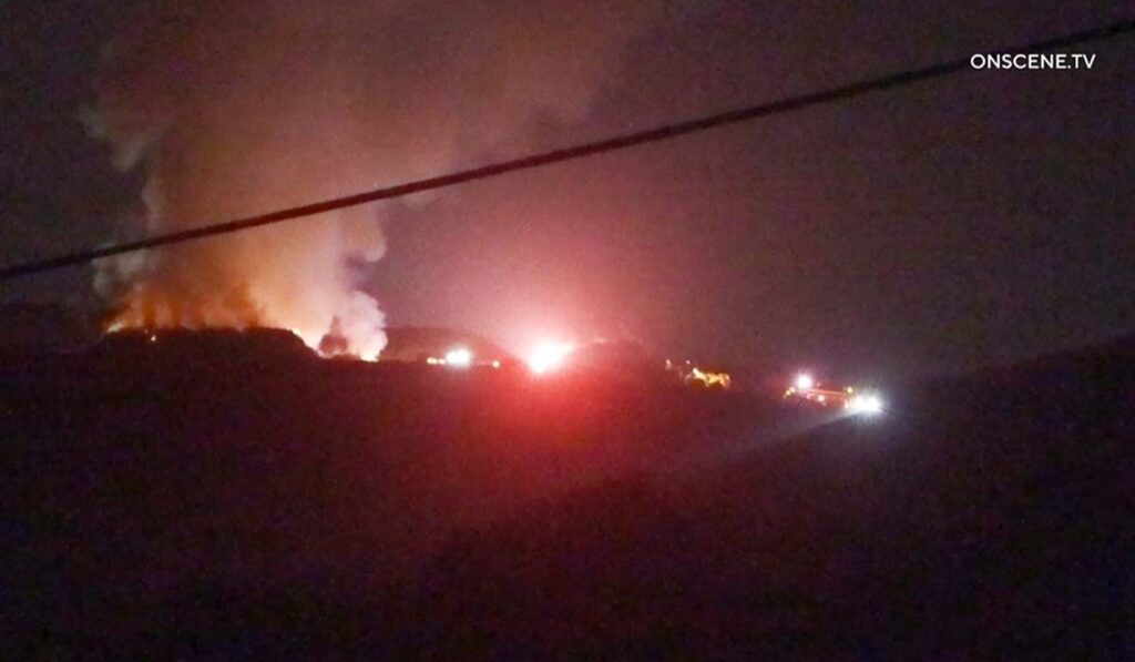 Voraz incendio en vertedero de Sycamore Canyon