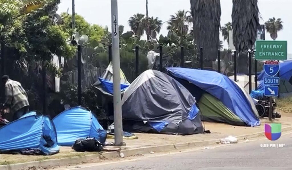 Gobernador Newsom exige eliminar campamentos de personas sin hogar de inmediato