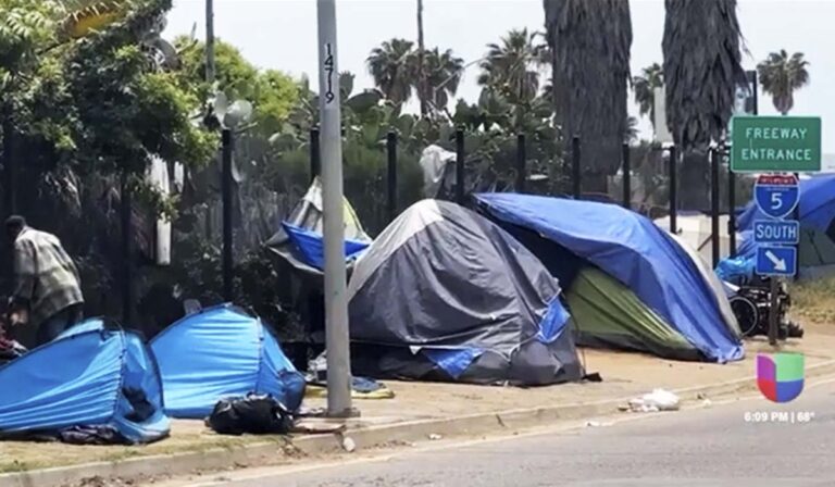 Gobernador Newsom exige eliminar campamentos de personas sin hogar de inmediato