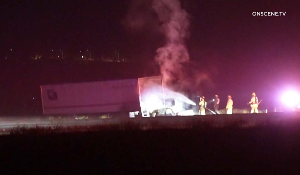 Aparatoso accidente mortal involucra a tráiler de USPS