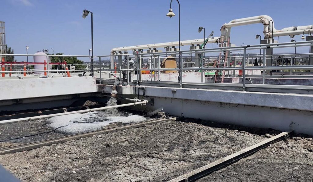 Anuncian plan acelerado para reparar planta de tratamiento de aguas residuales de San Diego en 100 días
