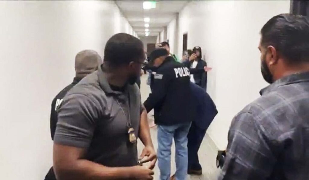 Agentes de ICE detienen a migrantes en Corte Federal de San Diego
