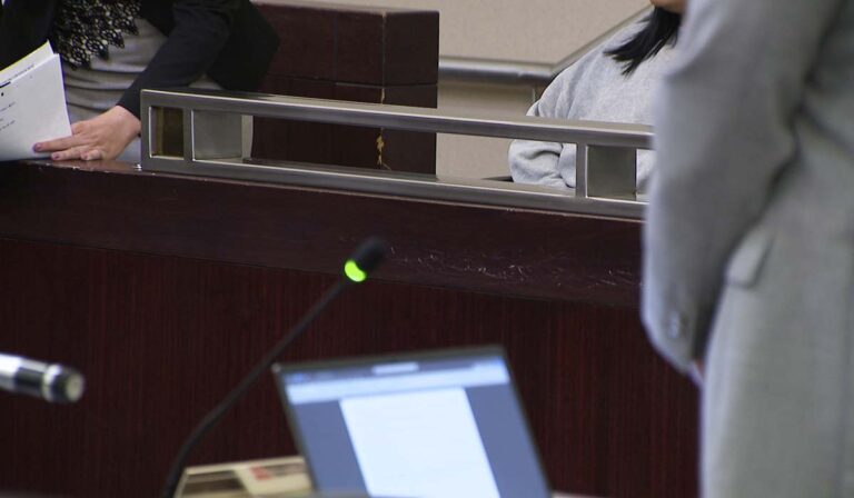 Asistente de apoyo estudiantil se declara no culpable de agresión sexual con un menor