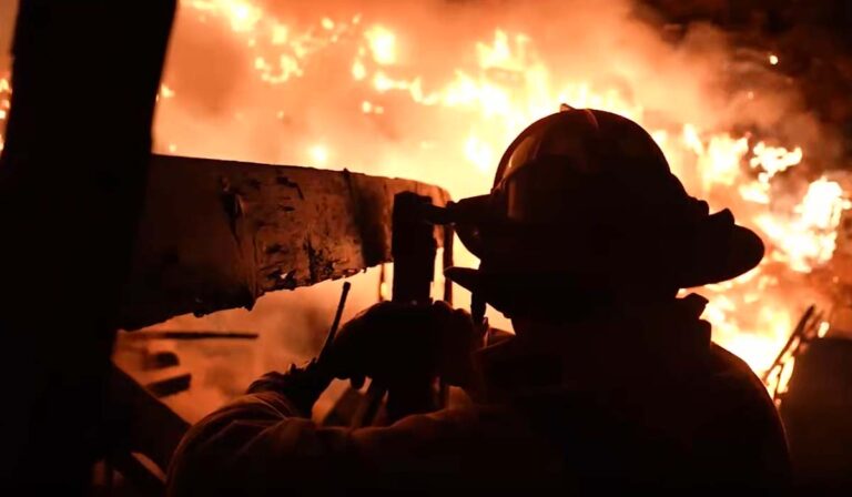 Voraz incendio acaba con 10 viviendas en asentamiento irregular de Tijuana