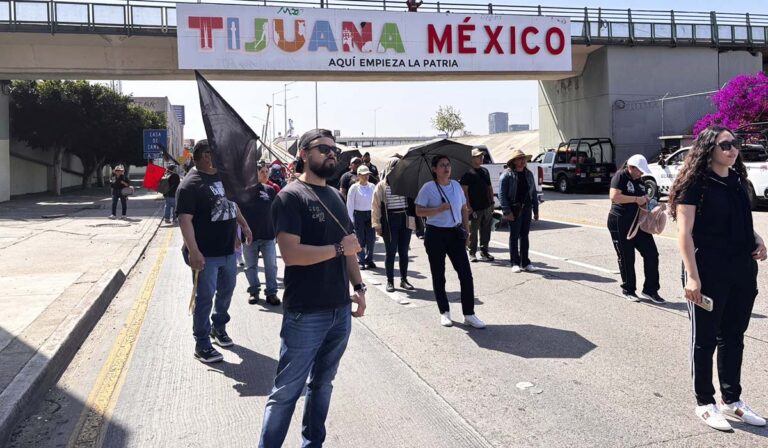 Maestros del CNTE se manifestaron en Garita El Chaparral