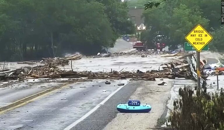 “Dios mío, estamos flotando”: Sobrevivientes describen su aterrador escape de las catastróficas inundaciones en Texas