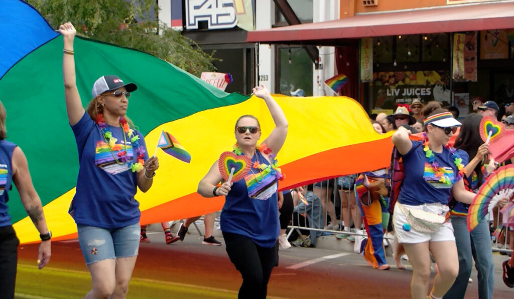 Miles de personas asisten a la celebración del “Desfile del Orgullo” en San Diego