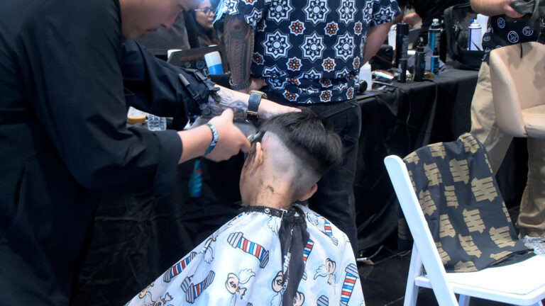 Campaña de cortes de cabello gratuitos apoya a familias antes del regreso a clases