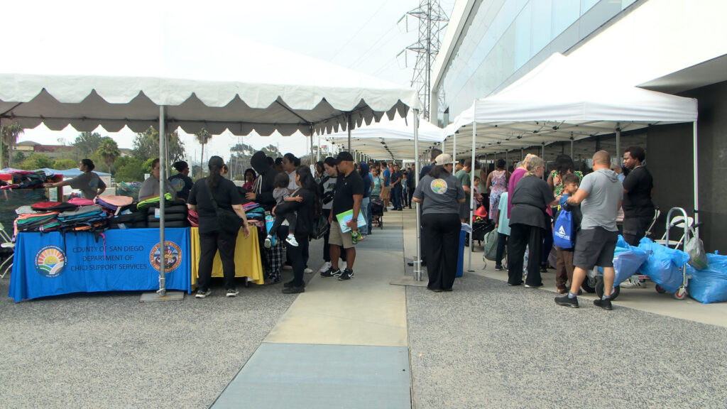 Condado de San Diego entrega mochilas y útiles escolares a más de mil niños