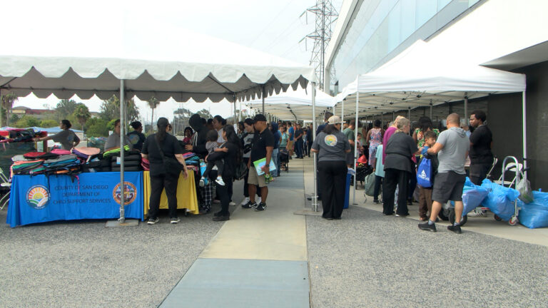 Condado de San Diego entrega mochilas y útiles escolares a más de mil niños