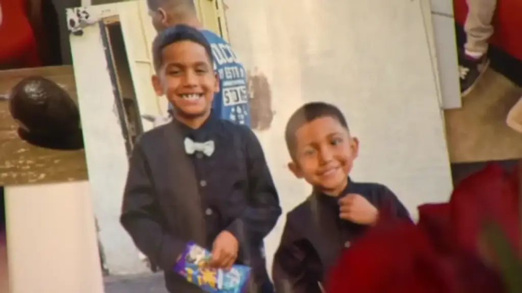 Los hermanos Malikai y Mason Orozco-Romero, de 8 y 4 años, murieron cuando un sospechoso en fuga chocó contra el auto familiar en Mountain View en diciembre de 2023