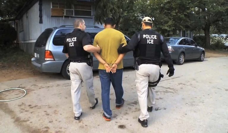 Jueza federal ordena restaurar audiencias de fianza para inmigrantes detenidos