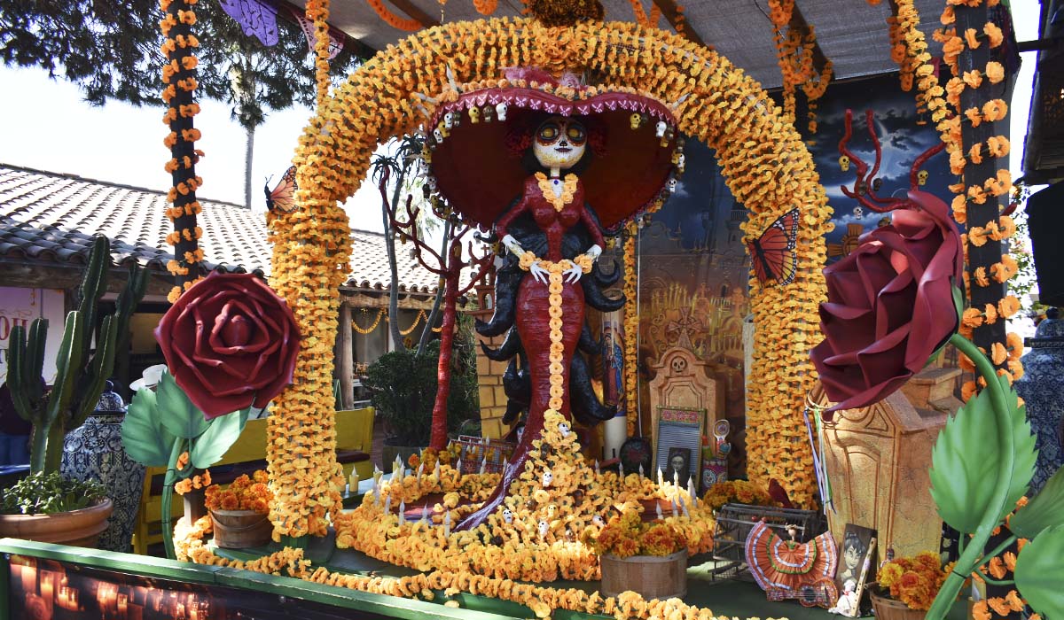 Celebrando el Día de Muertos en San Diego: Una Tradición Mexicana en Fiesta de Reyes