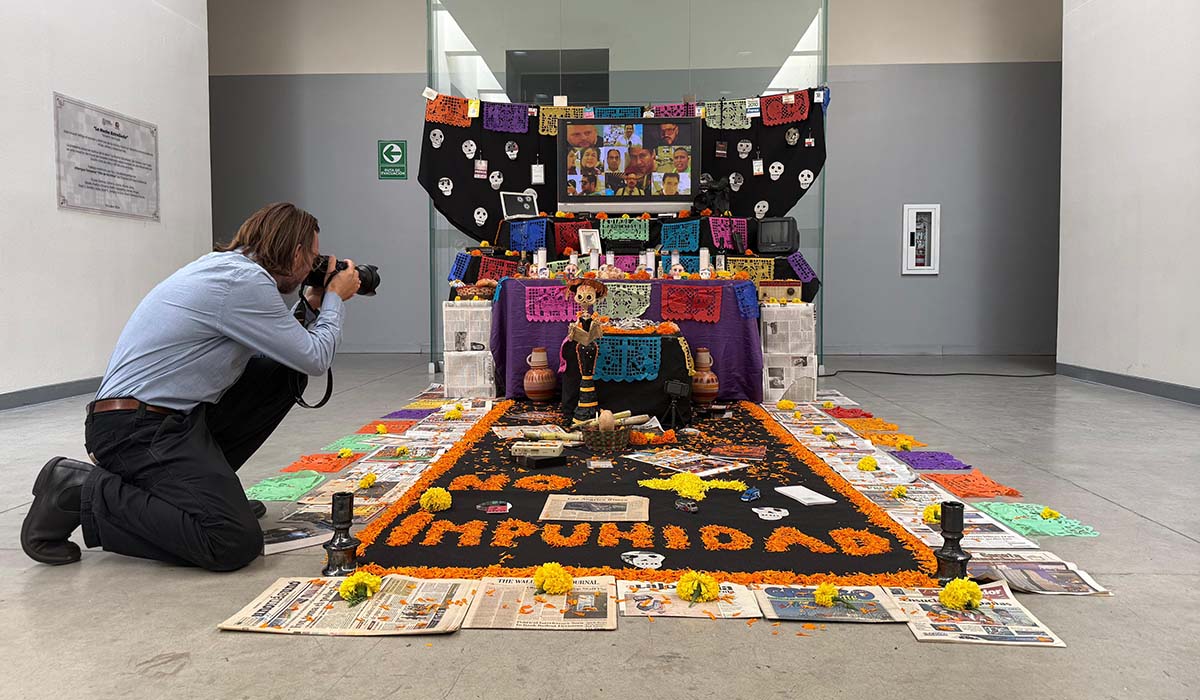 Altar de Muertos en Tijuana Rinde Homenaje a los 10 Periodistas Asesinados en 2025