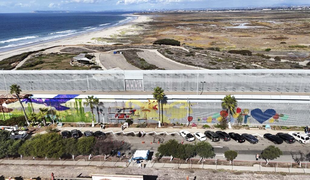 El Poder Del Arte Latinoamericano: Un Mural Fronterizo En Playas De Tijuana - Noticias Notivalle