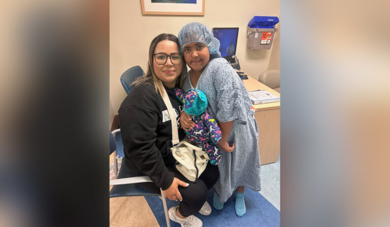 Niña cumple su sueño de tener una oreja reconstruida gracias a organización que ofrece cirugías gratuitas
