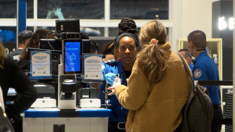 Viajar sin Real ID costará 45 dólares a partir de febrero, advierte la TSA