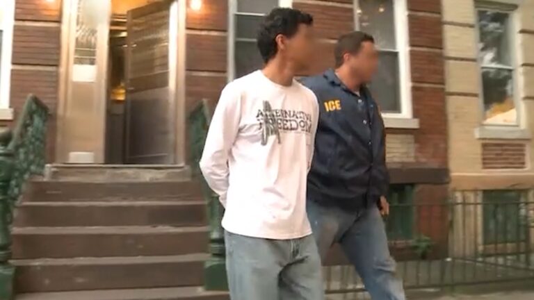 Informe: ICE ha detenido a casi 75,000 personas sin historial criminal