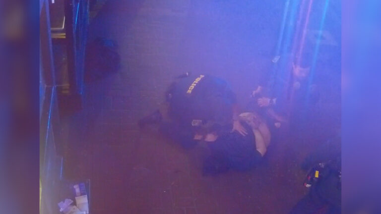 Video muestra a hombre fallecer tras ser sujetado por la policía en Gaslamp