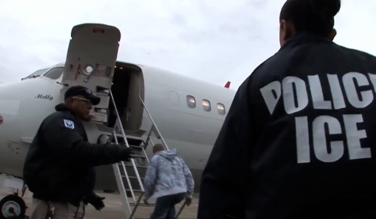 Campaña navideña para “auto deportación” genera fuerte polémica