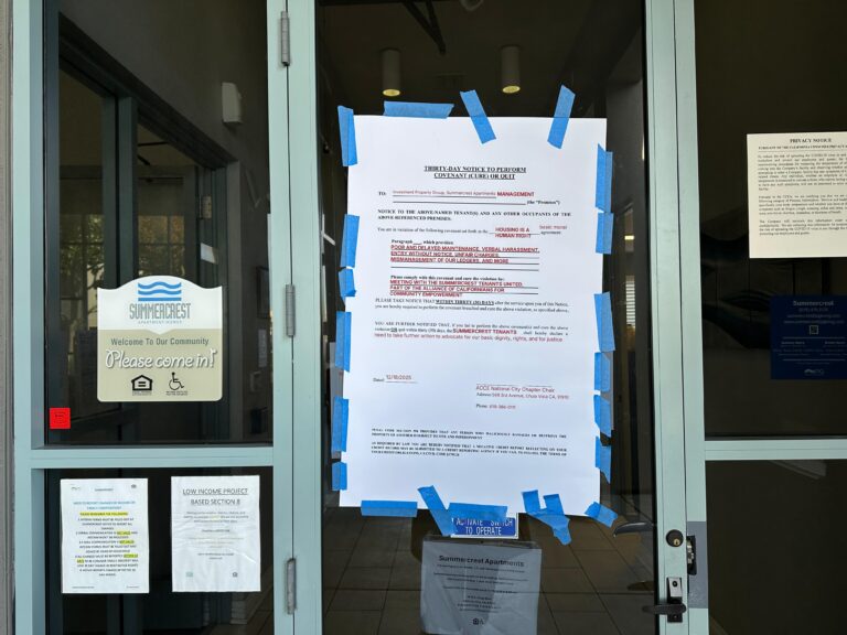 Vecinos protestan en complejo de apartamentos de National City por problemas de mantenimiento y aumento de renta