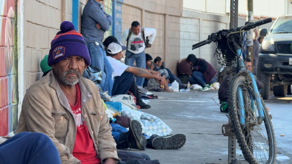 Navidad solidaria: familias de Tijuana llevan comida y abrigo a quienes viven en la calle