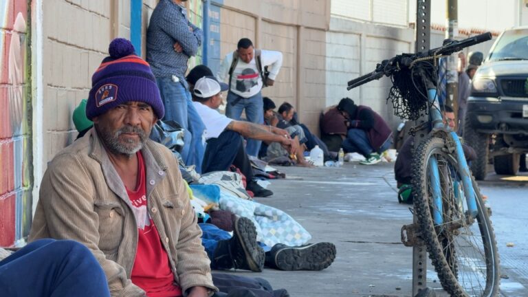 Navidad solidaria: familias de Tijuana llevan comida y abrigo a quienes viven en la calle