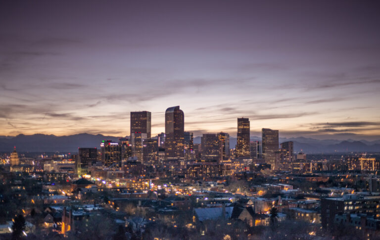 El Salario Mínimo en Denver Aumenta a $19.29 en 2026 para Combatir el Costo de Vida
