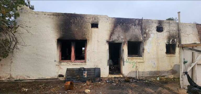 Bomberos en Las Cruces Controlan Incendio en Casa Deshabitada sin Heridos