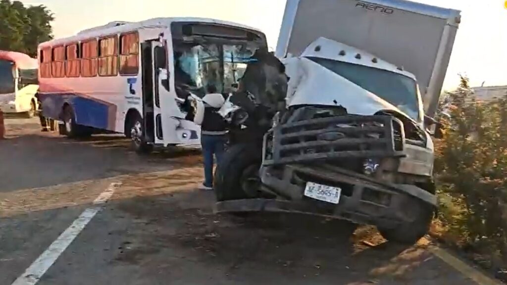 Accidente Múltiple en la Carretera Guadalajara-Colima: 18 Lesionados, Incluida una Mujer Embarazada