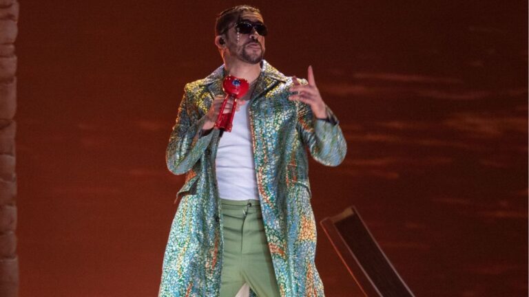 Bad Bunny enfrenta posible multa por tocar pieza arqueológica en el Museo de Antropología de San Diego