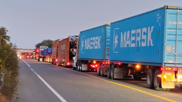 El Cierre de la Autopista Siglo XXI Genera Crisis en el Transporte de Carga en Puerto Lázaro Cárdenas
