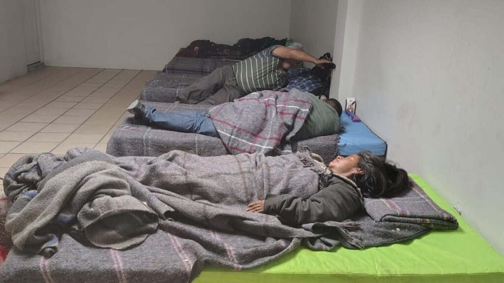 Albergue en Torreón Protege a Personas en Situación de Calle del Frío con Comodidades Básicas