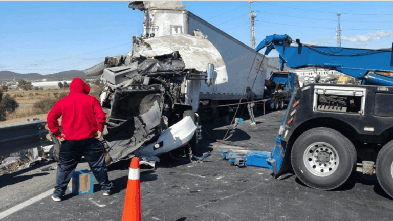 Accidente de tráiler en Querétaro: Productos de Limpieza Robados en Tragedia