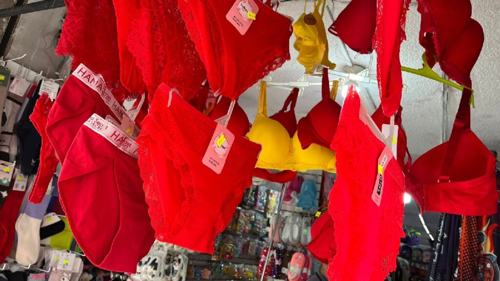 Calzones de Colores: La Tradición de Año Nuevo en San Diego que Fusiona Fe, Amor y Dinero